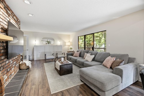 1970 Powell Crescent, Abbotsford, BC - Indoor Photo Showing Living Room
