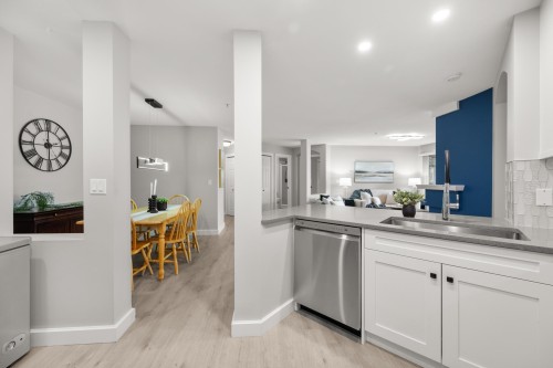 202-22015 48 Avenue, Langley, BC - Indoor Photo Showing Kitchen