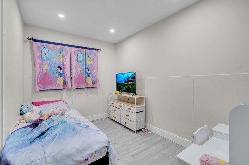 17834 60 Avenue, Surrey, BC - Indoor Photo Showing Bedroom