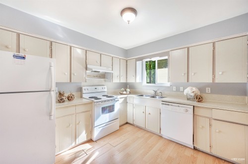 20022 Grade Crescent, Langley, BC - Indoor Photo Showing Kitchen With Double Sink
