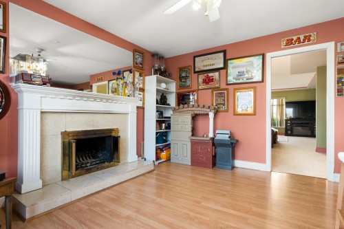 6170 191 Street, Surrey, BC - Indoor Photo Showing Living Room With Fireplace