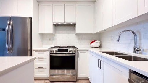 317-20673 78 Avenue, Langley, BC - Indoor Photo Showing Kitchen With Double Sink With Upgraded Kitchen