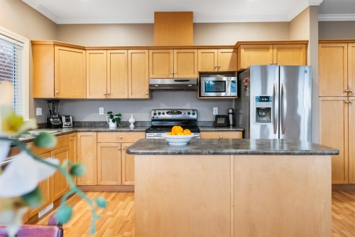 32464 Bobcat Drive E, Mission, BC - Indoor Photo Showing Kitchen