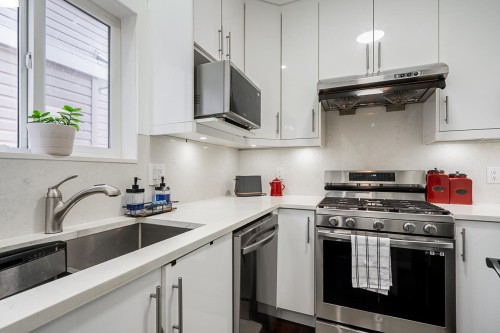 5941 129B Street, Surrey, BC - Indoor Photo Showing Kitchen With Upgraded Kitchen