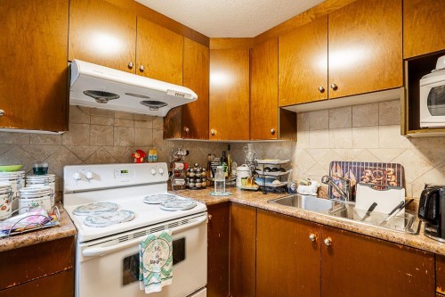 5941 129B Street, Surrey, BC - Indoor Photo Showing Kitchen With Double Sink