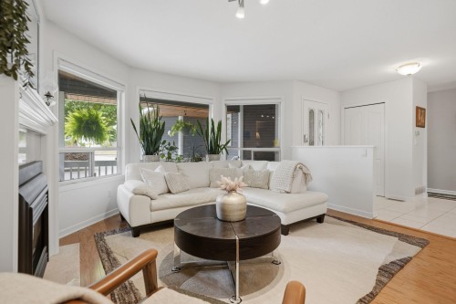 6791 Nicholson Road, Delta, BC - Indoor Photo Showing Living Room