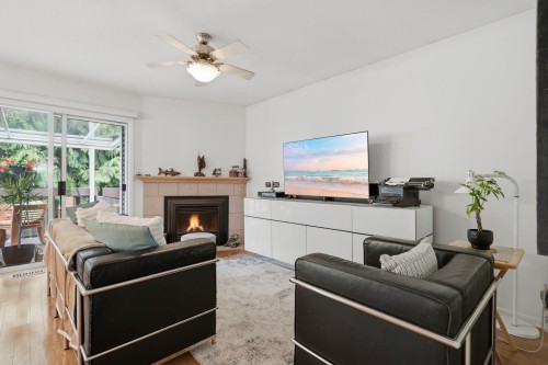 6791 Nicholson Road, Delta, BC - Indoor Photo Showing Living Room With Fireplace