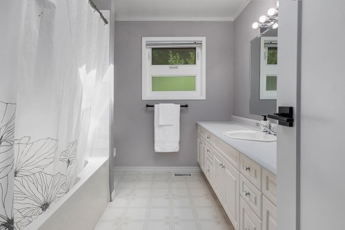 10641 Westside Drive, Delta, BC - Indoor Photo Showing Bathroom