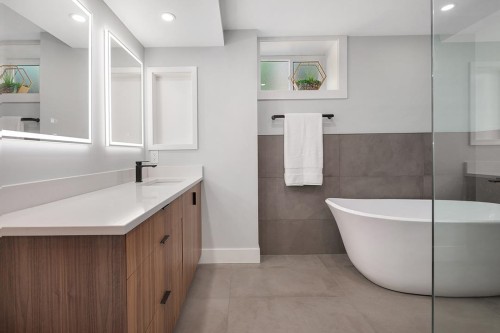 10641 Westside Drive, Delta, BC - Indoor Photo Showing Bathroom