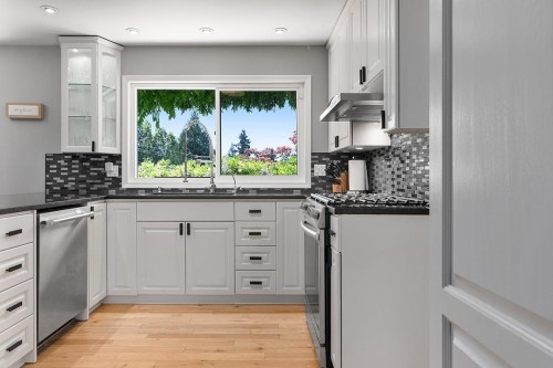 10641 Westside Drive, Delta, BC - Indoor Photo Showing Kitchen With Upgraded Kitchen