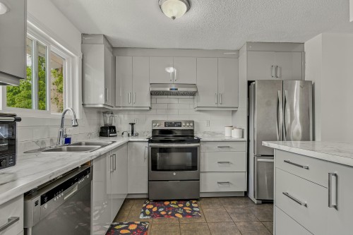 26549 32 Avenue, Langley, BC - Indoor Photo Showing Kitchen With Double Sink With Upgraded Kitchen