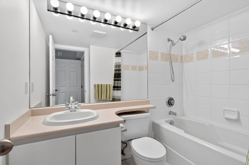 1904-13880 101 Avenue, Surrey, BC - Indoor Photo Showing Bathroom