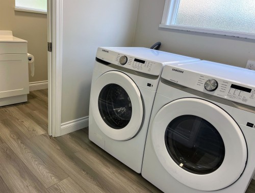 13015 Summerhill Crescent, Surrey, BC - Indoor Photo Showing Laundry Room