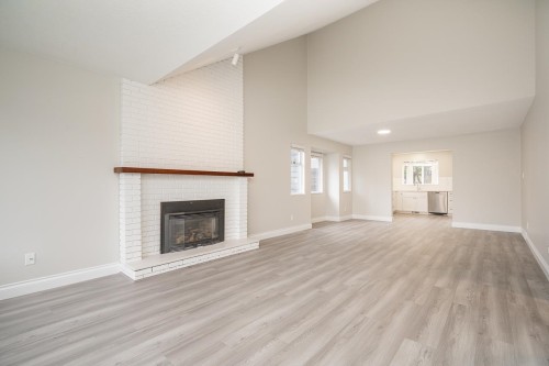 13015 Summerhill Crescent, Surrey, BC - Indoor Photo Showing Living Room With Fireplace