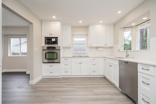 13015 Summerhill Crescent, Surrey, BC - Indoor Photo Showing Kitchen