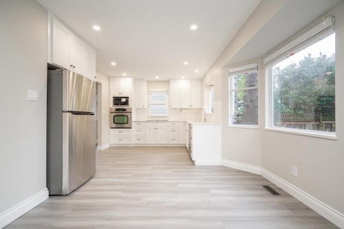 13015 Summerhill Crescent, Surrey, BC - Indoor Photo Showing Kitchen