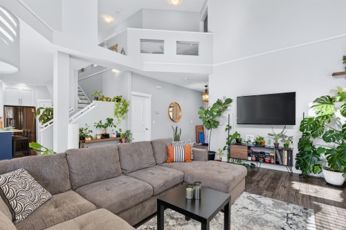 14974 59 Avenue, Surrey, BC - Indoor Photo Showing Living Room