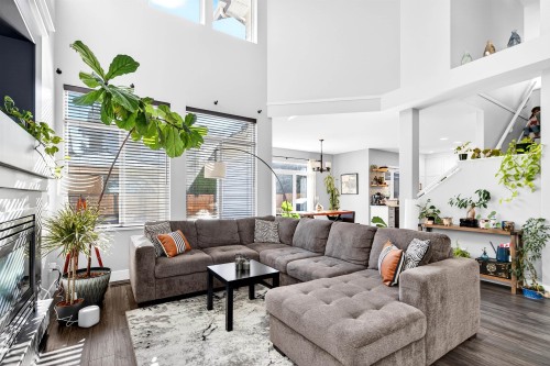 14974 59 Avenue, Surrey, BC - Indoor Photo Showing Living Room