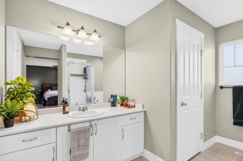 14974 59 Avenue, Surrey, BC - Indoor Photo Showing Bathroom