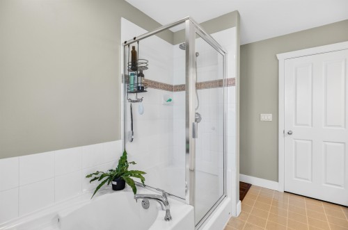 14974 59 Avenue, Surrey, BC - Indoor Photo Showing Bathroom