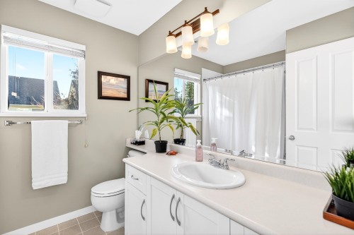 14974 59 Avenue, Surrey, BC - Indoor Photo Showing Bathroom