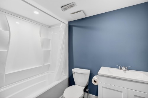 14974 59 Avenue, Surrey, BC - Indoor Photo Showing Bathroom