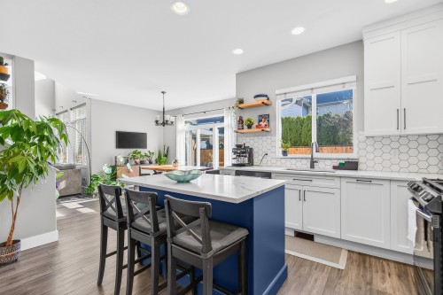 14974 59 Avenue, Surrey, BC - Indoor Photo Showing Kitchen With Upgraded Kitchen