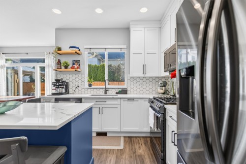 14974 59 Avenue, Surrey, BC - Indoor Photo Showing Kitchen With Upgraded Kitchen