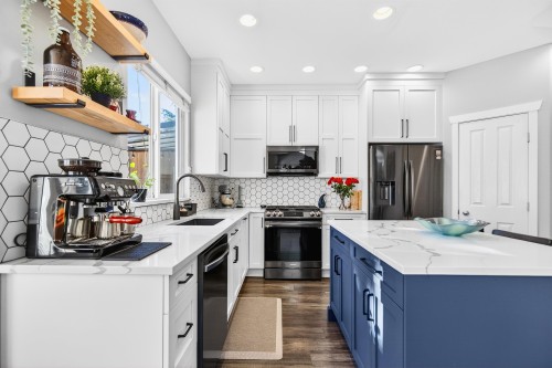 14974 59 Avenue, Surrey, BC - Indoor Photo Showing Kitchen With Upgraded Kitchen