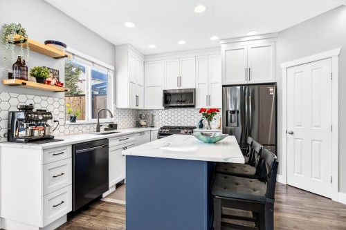 14974 59 Avenue, Surrey, BC - Indoor Photo Showing Kitchen With Upgraded Kitchen
