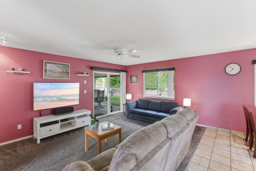 7935 Topper Drive, Mission, BC - Indoor Photo Showing Living Room