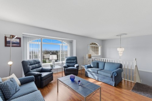 7935 Topper Drive, Mission, BC - Indoor Photo Showing Living Room