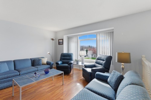 7935 Topper Drive, Mission, BC - Indoor Photo Showing Living Room