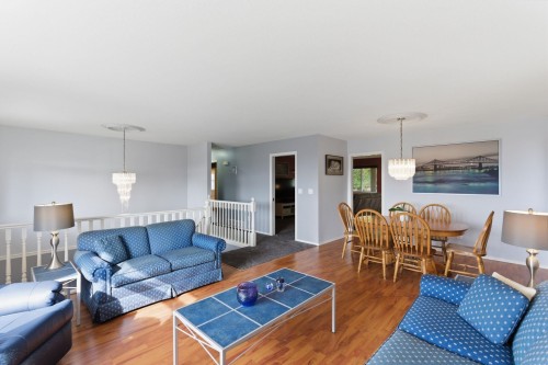 7935 Topper Drive, Mission, BC - Indoor Photo Showing Living Room