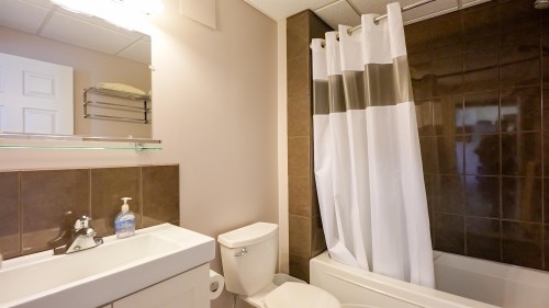 7935 Topper Drive, Mission, BC - Indoor Photo Showing Bathroom
