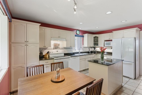 7935 Topper Drive, Mission, BC - Indoor Photo Showing Kitchen