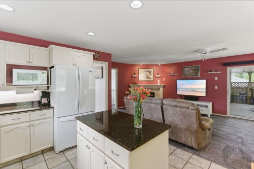 7935 Topper Drive, Mission, BC - Indoor Photo Showing Kitchen