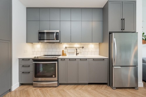 202-14968 101A Avenue, Surrey, BC - Indoor Photo Showing Kitchen With Stainless Steel Kitchen With Upgraded Kitchen