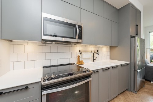 202-14968 101A Avenue, Surrey, BC - Indoor Photo Showing Kitchen With Stainless Steel Kitchen With Double Sink With Upgraded Kitchen