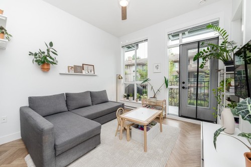 202-14968 101A Avenue, Surrey, BC - Indoor Photo Showing Living Room
