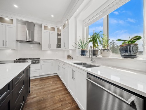20574 71 Avenue, Langley, BC - Indoor Photo Showing Kitchen With Double Sink With Upgraded Kitchen