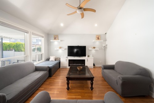 14977 69 Avenue, Surrey, BC - Indoor Photo Showing Living Room