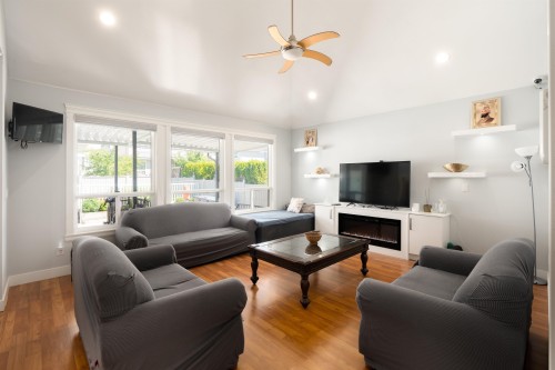 14977 69 Avenue, Surrey, BC - Indoor Photo Showing Living Room