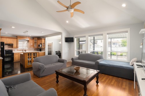 14977 69 Avenue, Surrey, BC - Indoor Photo Showing Living Room