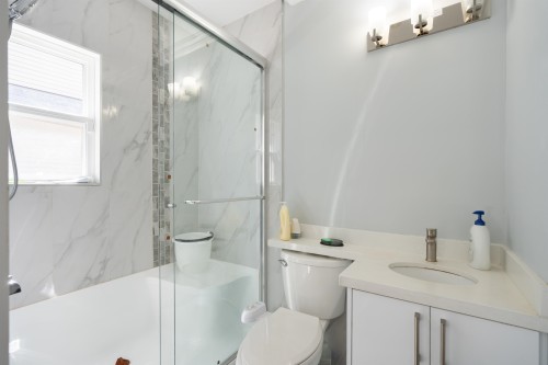 14977 69 Avenue, Surrey, BC - Indoor Photo Showing Bathroom