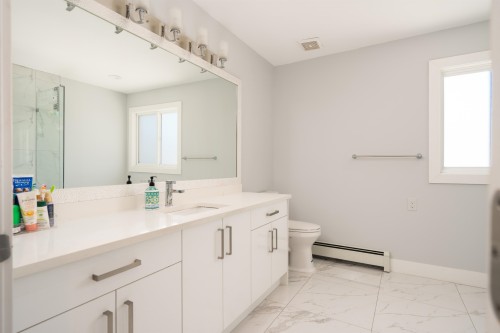 14977 69 Avenue, Surrey, BC - Indoor Photo Showing Bathroom