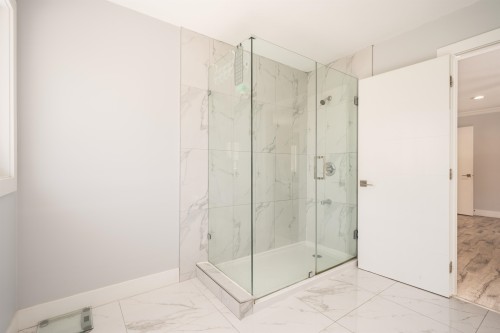 14977 69 Avenue, Surrey, BC - Indoor Photo Showing Bathroom