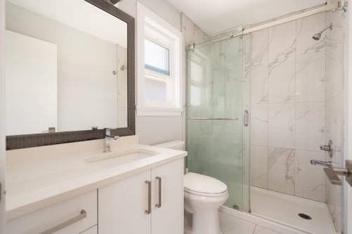 14977 69 Avenue, Surrey, BC - Indoor Photo Showing Bathroom