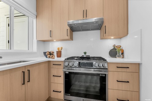 8219 111B Street, Delta, BC - Indoor Photo Showing Kitchen With Upgraded Kitchen
