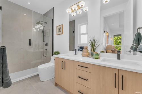 8219 111B Street, Delta, BC - Indoor Photo Showing Bathroom